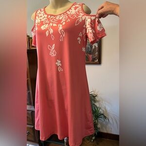 Open shoulder dress. Coral color. Polyester/spandex. Size M.